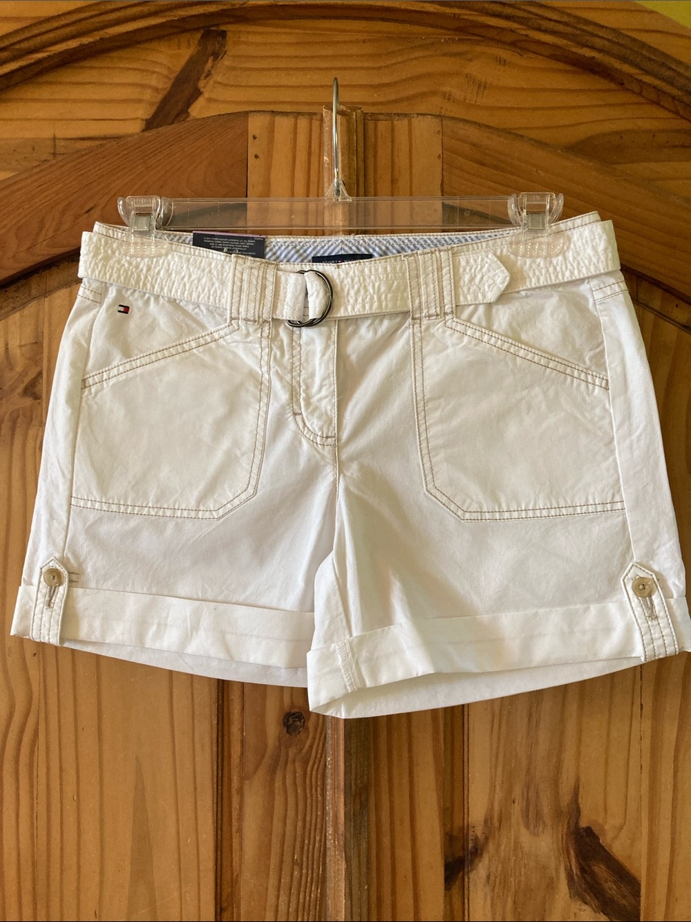Women's Tommy Hilfiger white belted cuffed hem chino shorts size 6 - NWT